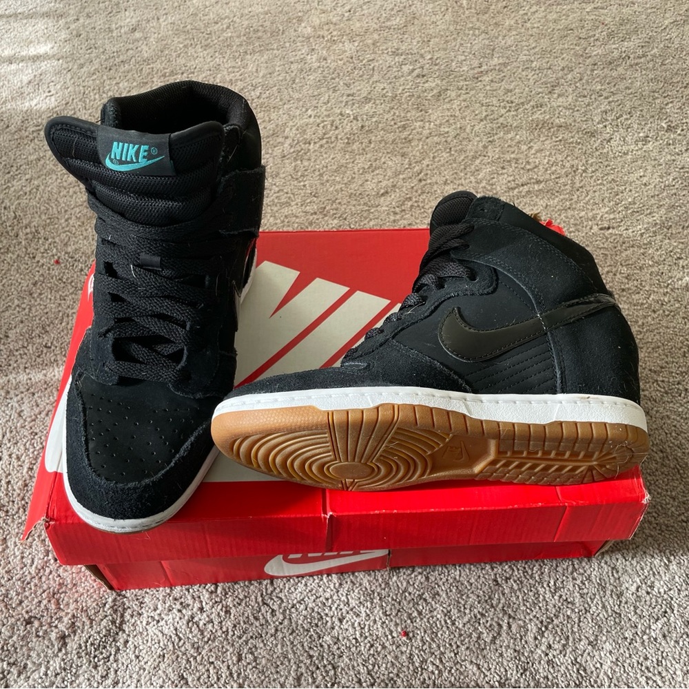 Nike ski hi essential black with gum sole hidden wedge rare find